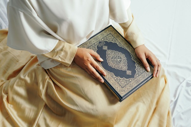 शुक्रवार को सूरह केफ़ पढ़ने का इनाम क्या है? सूरत अल-काहफ का अरबी में उच्चारण और गुण!