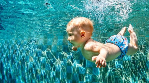 क्या बच्चे तैर सकते हैं?