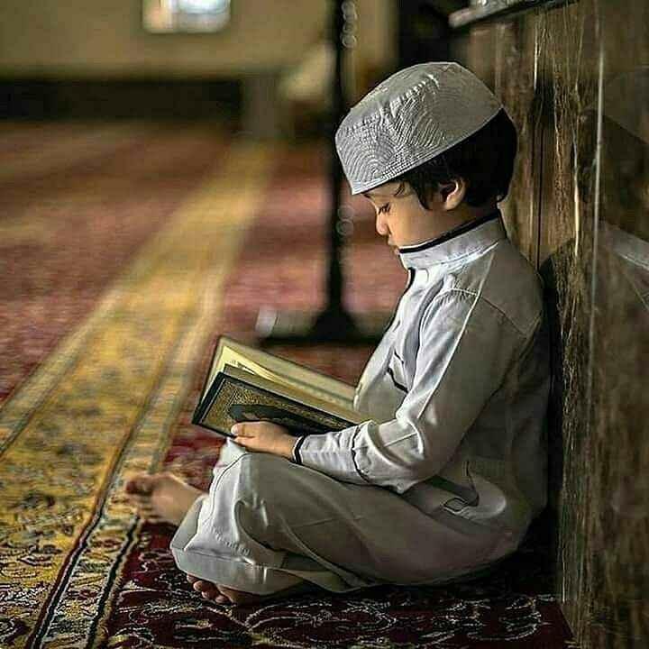 लड़का कुरान पढ़ रहा है