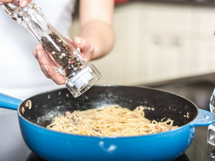 बेकन के साथ आसान पास्ता नुस्खा