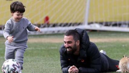 Galatasaray प्रशिक्षण में आश्चर्य अतिथि! अपने बेटे हमजा अरदा तुरन के साथ अरदा तुरान ...