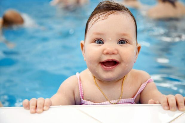 बच्चे कब तैर सकते हैं?